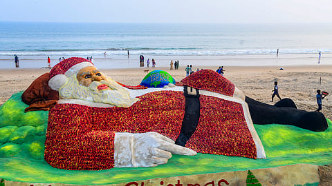 கிறிஸ்துமஸ் பண்டிகையை முன்னிட்டு ஒடிசாவில் மணல் கலைஞர் சுதர்சன் பட்நாயக் உருவாக்கிய சாண்டா கிளாஸின் மணல் சிற்பம்.