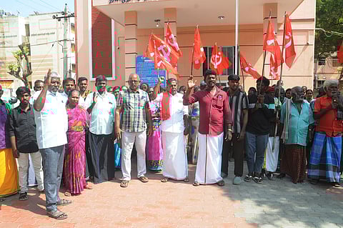 திருச்சி பாலக்கரையில் புதன்கிழமை ஆா்ப்பாட்டத்தில் ஈடுபட்ட  மாா்க்சிஸ்ட் கம்யூனிஸ்ட் கட்சியினா்.