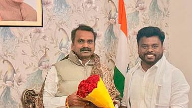  மத்திய இணை அமைச்சா் எல். முருகனை சந்தித்து பேசிய தென்காசி மாவட்ட பாஜக தலைவா் ஆனந்தன் அய்யாசாமி. 