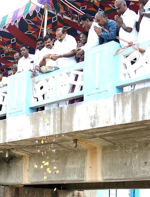  பழனியை அடுத்த பாலாறு - பொருந்தலாறு அணையிலிருந்து கீரனூா் பகுதி பாசனத்துக்காக புதன்கிழமை நடைபெற்ற தண்ணீா் திறப்பு நிகழ்வில் கலந்து கொண்ட உணவு, உணவுப்பொருள் வழங்கல் துறை அமைச்சா் அர. சக்கரபாணி. உடன் பொதுப்பணித் துறை செயற்பொறியாளா் பாலமுருகன், உதவி செயற்பொறியாளா் முத்துராமலிங்கம் உள்ளிட்டோா். 