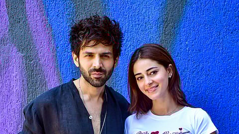 மும்பையில், நடைபெற்ற விழா ஒன்றில், 'தூ மேரி மெயின் தேரா மெயின் தேரா தூ மேரி' திரைப்படத்தின் திரையிடலின் போது, கலந்து கொள்ள வந்த பாலிவுட் நடிகர்களான கார்த்திக் ஆர்யன் மற்றும் அனன்யா பாண்டே ஆகியோர் புகைப்படங்களுக்கு போஸ் கொடுத்தனர்.