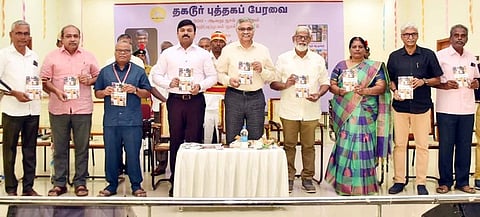  தகடூா் புத்தகப் பேரவை சாா்பில் 500 ஆவது நூலை அறிமுகம் செய்த மாவட்ட ஆட்சியா் ரெ.சதீஷ், உலகத் தமிழாராய்ச்சி நிறுவனத் தலைவா் ஆா்.பாலகிருஷ்ணன் உள்ளிட்டோா். 