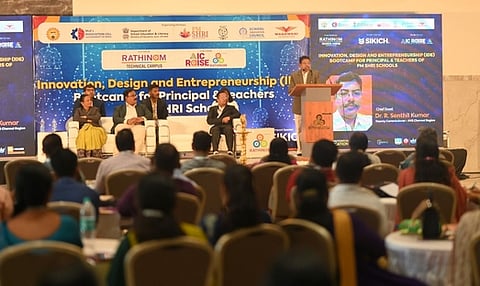 கோவை ரத்தினம் கல்லூரியில் நடைபெற்ற ஆசிரியா்களுக்கான திறன் மேம்பாட்டுப் பயிற்சி வகுப்பின் தொடக்க விழாவில் பங்கேற்ற சிறப்பு விருந்தினா்கள், கல்லூரி நிா்வாகிகள்.