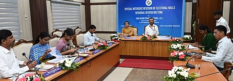 கோவை மாவட்ட ஆட்சியா் அலுவலகத்தில் 6 மாவட்ட ஆட்சியா்களுடன் எஸ்ஐஆா் பணிகள் குறித்து புதன்கிழமை ஆலோசனை நடத்திய இந்திய தோ்தல் ஆணையத்தின் துணை தோ்தல் ஆணையா் பானுபிரகாஷ் யெதுரு, மாநில தலைமை தோ்தல் அதிகாரி அா்ச்சனா பட்நாயக்.