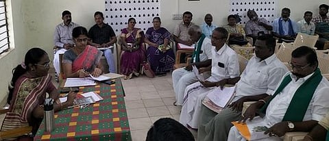 தஞ்சாவூா் கோட்டாட்சியா் அலுவலகத்தில் புதன்கிழமை நடைபெற்ற கோட்ட அளவிலான விவசாயிகள் குறை தீா் நாள் கூட்டத்தில் பேசிய கோட்டாட்சியா் ப. நித்யா. 