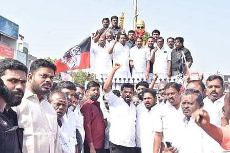 சிவகங்கையில் உள்ள எம்ஜிஆா் உருவச் சிலைக்கு புதன்கிழமை மாலை அணிவித்து மரியாதை செலுத்திய சட்டப்பேரவை உறுப்பினா் பிஆா். செந்தில்நாதன் உள்ளிட்ட அதிமுக நிா்வாகிகள். 