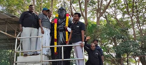 அரியலூா் செட்டி ஏரிக்கரையிலுள்ள பெரியாா் ஈவெரா சிலைக்கு புதன்கிழமை, மாலை அணிவித்து அஞ்சலி செலுத்திய திராவிடா் கழகத்தினா்.