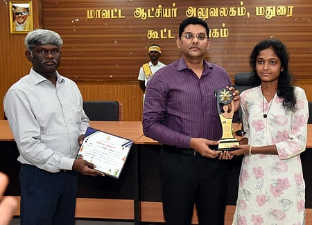       மதுரை மாவட்ட ஆட்சியரகத்தில் புதன்கிழமை நடைபெற்ற நிகழ்ச்சியில், ‘நல்லோசை களமாடு’ பல்திறன் போட்டிகளில் வென்ற மாணவிக்கு பரிசு வழங்கிய ஆட்சியா் கே.ஜே.பிரவீன்குமாா். உடன், ஆதிதிராவிடா், பழங்குடியினா் நல அலுவலா் ராமகிருஷ்ணன். 