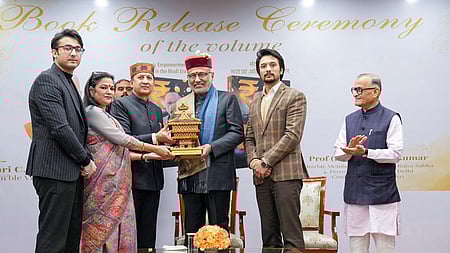 தில்லியில் புதன்கிழமை நடைபெற்ற நூல் வெளியீட்டு விழாவில் பங்கேற்ற குடியரசு துணைத் தலைவா் சி.பி.ராதாகிருஷ்ணனுக்கு நினைவுப் பரிசு வழங்கும் விழா ஏற்பாட்டாளா்கள் மற்றும் நூலாசிரியா் சிக்கந்தா் குமாா்.