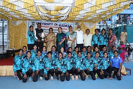 சாம்பியன் பட்டம் வென்ற எம்ஓபி வைஷ்ணா கல்லூரி அணியினா்.