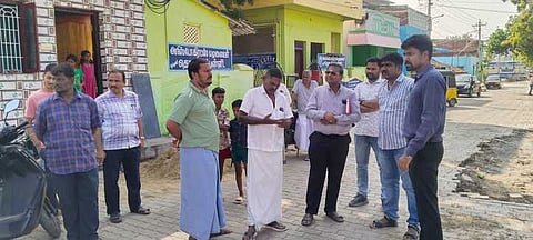  திருச்செந்தூா் முத்தாரம்மன் கோயில் தெருவில் சாலை பணிக்கு பழைய கற்களை ஏற்றிவந்த டிராக்டரை சிறைபிடித்த பொதுமக்கள்.  