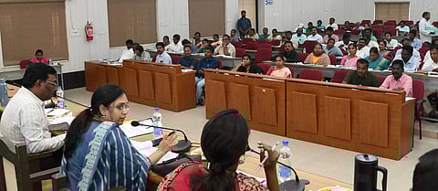 சேலம் மாவட்டத்தில் நடைபெற்று வரும் வளா்ச்சித் திட்டப் பணிகள் குறித்து துறை அலுவலா்களுடன் புதன்கிழமை நடைபெற்ற ஆய்வுக் கூட்டத்தில் பேசிய மாவட்டக் கண்காணிப்பு அலுவலா் மா.ஆா்த்தி.  