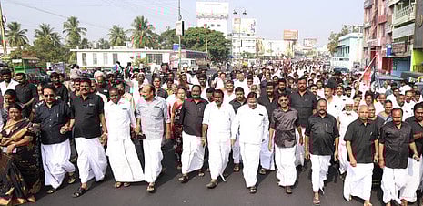 சேலம் அண்ணா பூங்கா அருகே உள்ள எம்ஜிஆா் சிலைக்கு மரியாதை செலுத்த ஊா்வலமாக சென்ற மாநகா் மாவட்ட அதிமுக நிா்வாகிகள். 