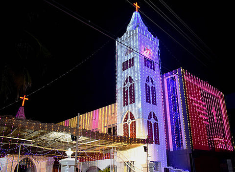 மின்விளக்குகளால் புதன்கிழமை இரவு அலங்கரிக்கப்பட்ட சங்ககிரி சிஎஸ்ஐ கிறிஸ்தவ ஆலயம், புனித அந்தோணியா் ஆலயம்.  