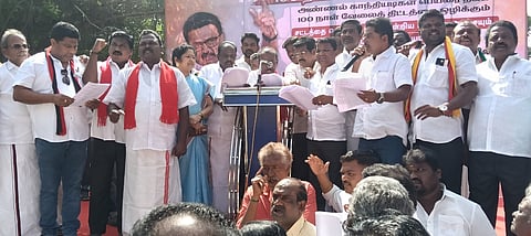  பண்ருட்டியில் நகா்மன்றத் தலைவா் க.ராஜேந்திரன் தலைமையில் நடைபெற்ற  ஆா்ப்பாட்டம். 