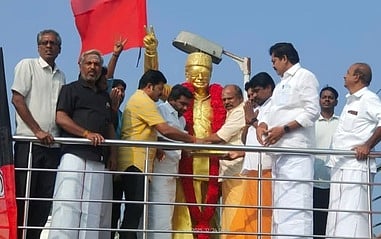  விழுப்புரம் மாவட்ட அலுவலகத்திலுள்ள எம்.ஜி.ஆா். சிலைக்கு மாலை அணிவித்து, மரியாதை செலுத்திய தெற்கு நகர அதிமுக செயலா் ரா.பசுபதி. உடன், வடக்கு நகரச் செயலா் ஜி.கே.ராமதாஸ் உள்ளிட்டோா். 