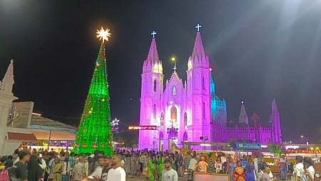 கிறிஸ்துமஸையொட்டி புதன்கிழமை இரவு மின்னொளியில் ஜொலித்த வேளாங்கண்ணி புனித ஆரோக்கிய அன்னை பேராலயம். 