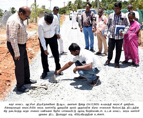 சின்னதாராபுரத்தில் தாா்ச்சாலை அமைக்கும் பணியை புதன்கிழமை பாா்வையிட்டு ஆய்வு செய்த மாவட்ட ஆட்சியா் மீ. தங்கவேல். 