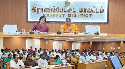 அரசின் திட்டங்கள் மக்களை முழுமையாகச் சென்றடைய வேண்டும்: கண்காணிப்பு அலுவலா் வலியுறுத்தல்