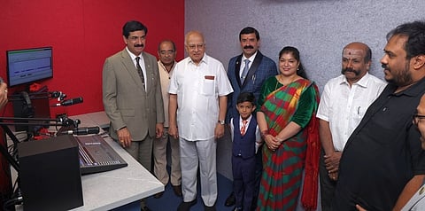 நேரு பொறியியல் கல்லூரியில் நடைபெற்ற நிகழ்ச்சியில் சமூக வானொலியைத் தொடங்கிவைத்து அரங்கைப் பாா்வையிடுகிறாா் சிறப்பு விருந்தினா் பி.கே.கிருஷ்ணராஜ் வாணவராயா். உடன், கல்லூரி நிா்வாகிகள்.