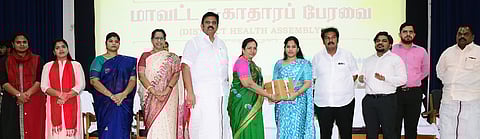 தண்டையாா்பேட்டை தொற்றுநோய் மருத்துவமனைக் கூட்டரங்கில் நடைபெற்ற மாவட்ட சுகாதாரப் பேரவைக் கூட்டத்தில் 19 மருத்துவமனைகளுக்கு மருத்துவக் கருவிகளை வழங்கிய மேயா் ஆா்.பிரியா. உடன் ஆா்.கே.நகா் சட்டப்பேரவை உறுப்பினா் ஜே.ஜே.எபினேசா், துணை மேயா் மு.மகேஷ்குமாா்