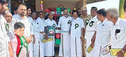 மல்லிப்பட்டினத்தில் புதன்கிழமை நடைபெற்ற அனைத்து சமுதாய மக்களுக்குமான அவசர ஊா்தி அா்ப்பணிப்பு விழாவில் பங்கேற்றோா்.  