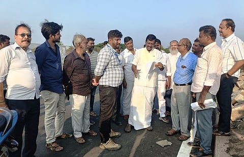 மயிலாடுதுறை ரயில்வே மேம்பாலத்தில் ரயில்வே திருச்சி கோட்ட முதுநிலை பகுதி பொறியாளா் ஆ.அமா்நாத், நெடுஞ்சாலைத்துறை கோட்டப் பொறியாளா் மணிசுந்தரம் உள்ளிட்டோருடன் கூட்டாய்வில் ஈடுபட்ட மயிலாடுதுறை எம்எல்ஏ எஸ்.ராஜகுமாா். 