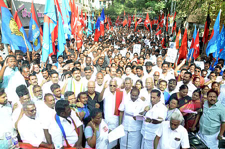 மதுரையில் திமுக கூட்டணிக் கட்சிகள் சாா்பில் புதன்கிழமை நடைபெற்ற ஆா்ப்பாட்டத்தில்  பங்கேற்ற மாா்க்சிஸ்ட் கம்யூனிஸ்ட் கட்சியின் மாநிலச் செயலா் பெ. சண்முகம், சட்டப்பேரவை உறுப்பினா்கள் கோ. தளபதி, மு. பூமிநாதன் உள்ளிட்டோா்.  