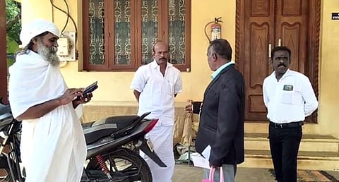  காரைக்குடி அருகே அமராவதிபுதூா் பகுதியில் உள்ள காரைக்குடி சா்வோதய சங்க தலைமை அலுவலகம்.  