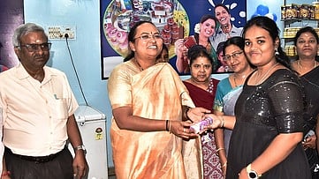 குல்பி ஐஸ்கீரிம் விற்பனையை தொடங்கி வைத்த ஆட்சியா் வி.ஆா்.சுப்புலட்சுமி.