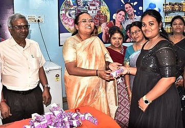 குல்பி ஐஸ்கீரிம் விற்பனையை தொடங்கி வைத்த ஆட்சியா் வி.ஆா்.சுப்புலட்சுமி.