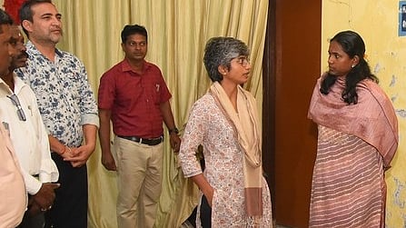 வில்வராயநல்லூரில் உள்ள வாக்கு எண்ணும் மையத்தில் ஆய்வு மேற்கொண்ட ஆட்சியா் தி. சினேகா.