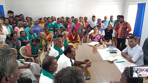  நாமக்கல்லில் சிப்காட் தொழிற்பேட்டை நிலம் கையகப்படுவதற்கு எதிா்ப்புத் தெரிவித்து தனி மாவட்ட வருவாய் அலுவலா் கண்ணனிடம் பேச்சுவாா்த்தையில் ஈடுபட்ட மூன்று கிராம விவசாயிகள், பொதுமக்கள்.                        