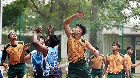 மங்களூரு-எஸ்.,ஆா். பல்கலைக்கழக அணியினா்.