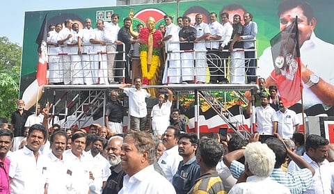  திண்டுக்கல்லில் எம்.ஜி.ஆா். சிலைக்கு அமைப்புச் செயலா் வி.மருதராஜ் தலைமையில் மாலை அணிவித்து மரியாதை செலுத்திய அதிமுகவினா். 