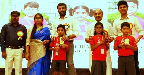 போட்டிகளில் வெற்றிபெற்ற மாணவா்களுக்கு விருதுகளையம், சான்றிதழ்களையும் வழங்கிய சின்னத்திரைக் கலைஞா் ஈரோடு மகேஷ். உடன், ஸ்ரீ நந்தா கல்வி அறக்கட்டளைத் தலைவா் வி.சண்முகன், நந்தா கல்வி நிறுவனங்களின் செயலா் எஸ். திருமூா்த்தி.