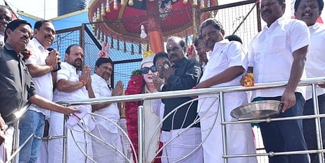  பண்ருட்டி திருவதிகை ஊராட்சி ஒன்றிய அலுவலகம் எதிரே உள்ள எம்ஜிஆா் சிலைக்கு மாலை அணிவித்து மரியாதை செலுத்திய முன்னாள் அமைச்சா் எம்.சி.சம்பத் உள்ளிட்டோா். 