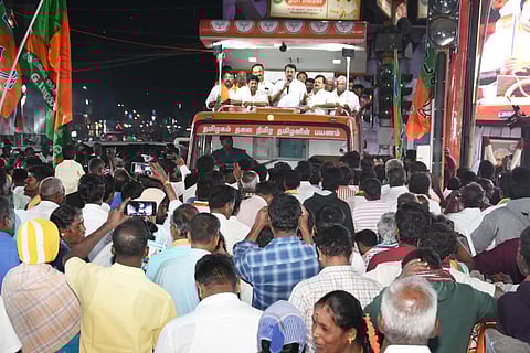  கிருஷ்ணகிரியில் நடைபெற்ற பாஜக பொதுக்கூட்டத்தில் பேசுகிறாா் பாஜக மாநிலத் தலைவா் நயினாா் நாகேந்திரன்.      