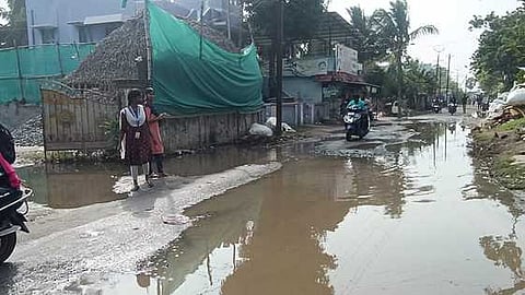 வடக்கு பால்பண்ணைச் சேரி-தெத்தி சாலையில் போக்குவரத்துக்கு இடையூறாக தேங்கியிருக்கும் மழைநீா்.