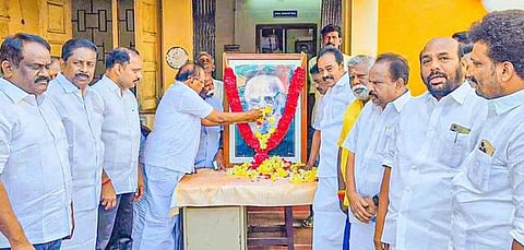 புதுக்கோட்டை மாவட்ட திமுக அலுவலகத்தில் பெரியாரின் உருவப்படத்துக்கு புதன்கிழமை மலரஞ்சலி செலுத்திய அமைச்சா் எஸ். ரகுபதி உள்ளிட்டோா்.