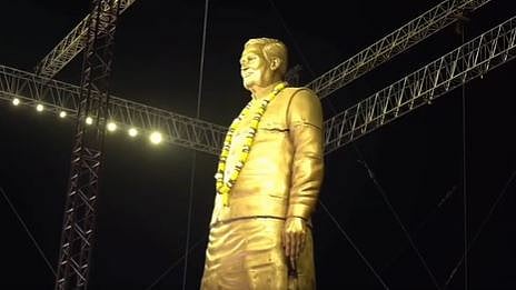 ஹரியாணாவில் முன்னாள் பிரதமர் வாஜ்பாயின் சிலையை மத்திய அமைச்சர் அமித் ஷா திறந்து வைத்துள்ளார்.