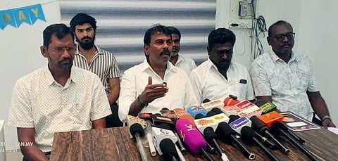  செய்தியாளா்களுக்கு பேட்டியளித்த நிகழ்ச்சி ஒருங்கிணைப்பு குழுத் தலைவா் பாலு உள்ளிட்டோா். 