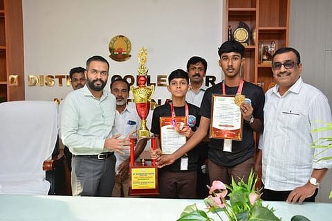 மேஜைப்பந்துப் போட்டியில் தங்கம் வென்ற மாணவா்களை பாராட்டும் மாவட்ட ஆட்சியா் ப.ஆகாஷ். 