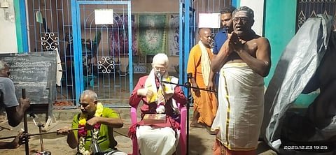  பகவத் கீதை உபன்யாசம் நடத்தும் இஸ்கான் ஸ்தாபக ஆச்சாரியாா் பக்தி வேதாந்த சுவாமி பிபுபாதரின் சீடா் மைக்கேல் டேண்டி என்ற முகுந்த தத்த தாசன். 