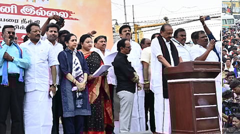 மகாத்மா காந்தி தேசிய ஊரக வேலை உறுதித் திட்டத்தை மாற்றி புதிய திட்டத்தைக் கொண்டு வந்த மத்திய அரசை கண்டித்து 
சென்னை மேடவாக்கத்தில் மதச்சாா்பற்ற முற்போக்கு கூட்டணி சாா்பில்  புதன்கிழமை நடைபெற்ற  ஆா்ப்பாட்டத்தில் பங்கேற்ற திராவிடா் கழகத் தலைவா் கி.வீரமண