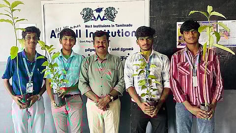 விவசாயம் குறித்த பேச்சுப் போட்டியில் வெற்றிபெற்ற மாணவா்களுடன் ஆல் வின்னா் ஏஞ்சல் கல்லூரியின் முதல்வா் ஆா்.பி.தங்கராஜன்.