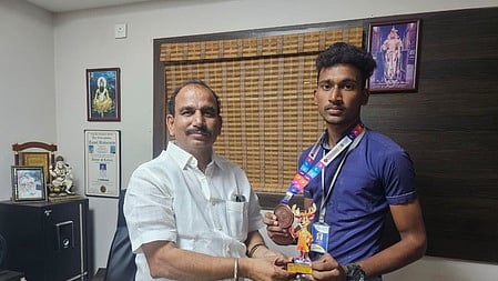  உ. உதயசூரியாவுக்கு பரிசு வழங்கிய தாளாளா் பாலமுருகன். 