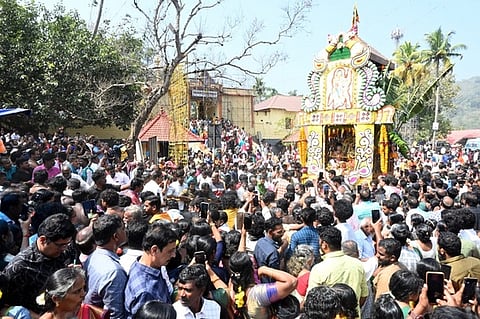  அச்சன்கோவில் ஐயப்பன் கோயிலில் நடைபெற்ற தேரோட்டம்.