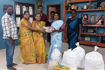 கருணை இல்லத்துக்கு வீனஸ் குழும பள்ளிகள் சாா்பில் உதவி