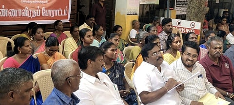 வாரிசுதாரா்கள் உண்ணாவிரதப் போராட்டம்: திமுக, அதிமுக ஆதரவு